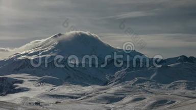 高加索山脉火山Elbrus上方云层的形成和运动。